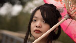和傘を持つ可愛い日本人女性