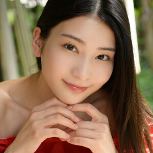 本庄鈴さんの公式プロフィール写真(出典:C-more Entertainment)